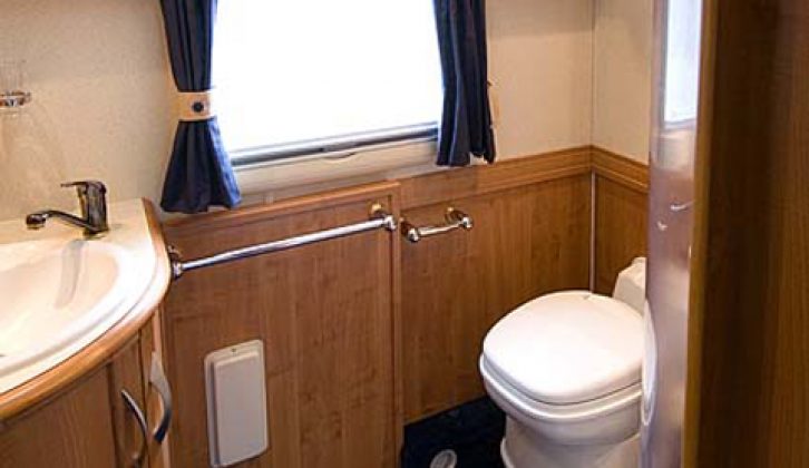 2006 Auto-Trail Frontier Mohican SE - washroom