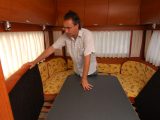 2006 Benimar Anthus 5000U - making up lounge bed (1)