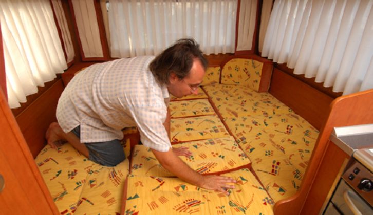 2006 Benimar Anthus 5000U - making up lounge bed (4)