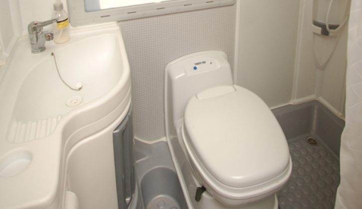 2006 Benimar Anthus 5000U - washroom