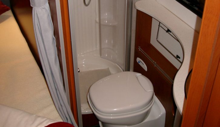 2006 Dethleffs Fortero H6945 - washroom