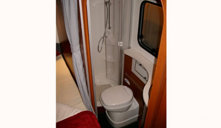 2006 Dethleffs Fortero H6945 - washroom