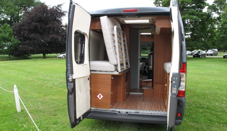 The rear transverse bed folds up so that the storage space can be easily used.