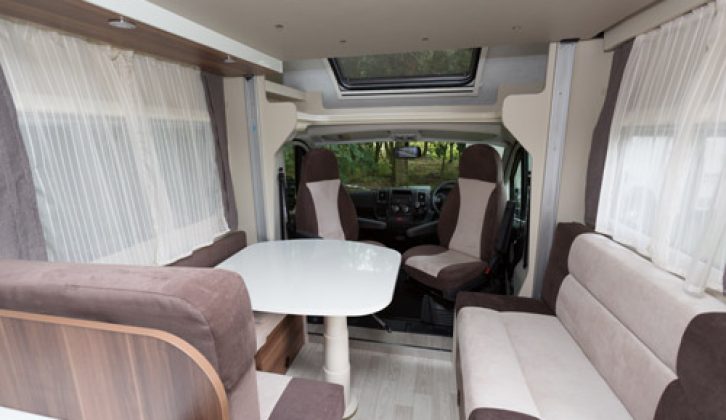 2014 Auto-Roller T-Line 590 lounge dinette