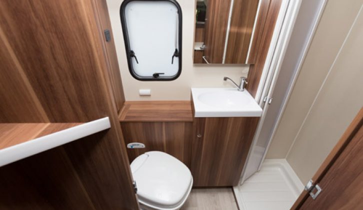 2014 Auto-Roller T-Line 590 washroom