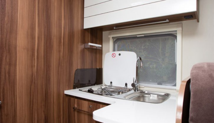 2014 Auto-Roller T-Line 590 kitchen