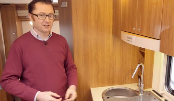 There's a well thought-out kitchen in the Dethleffs Esprit T 7150 DBM motorhome