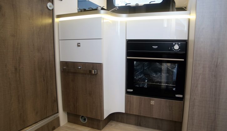 In the cook's corner, our test 'van's L-shaped kitchen comes with a combination oven and grill as part of the GB Enhancement Pack for the Pilote Galaxy G740 G Sensation