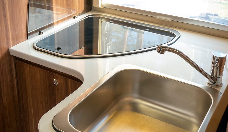 The space-efficient L-shaped kitchen keeps everything close at hand and allows people to pass when you’re cooking or washing up in the Roller Team T-Line 740
