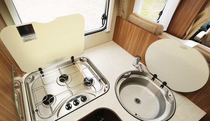 Cooks get three gas burners and a round sink, both with hinged lids to increase worktop space. There’s no microwave oven in the Carado T 339, though