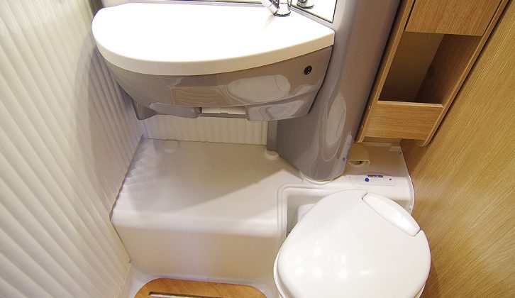 A blown-air outlet behind the toilet for the Truma Combi 6 heating should help you to dry your towels or wet clothes during motorhome holidays in the Sunlight T60