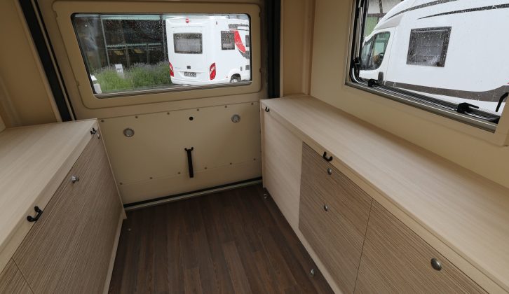 The Brevio t 641 is aimed at people who use their 'vans for business – it loses the t 640’s rear twin beds to provide a longitudinal drop-down double over a huge end lounge