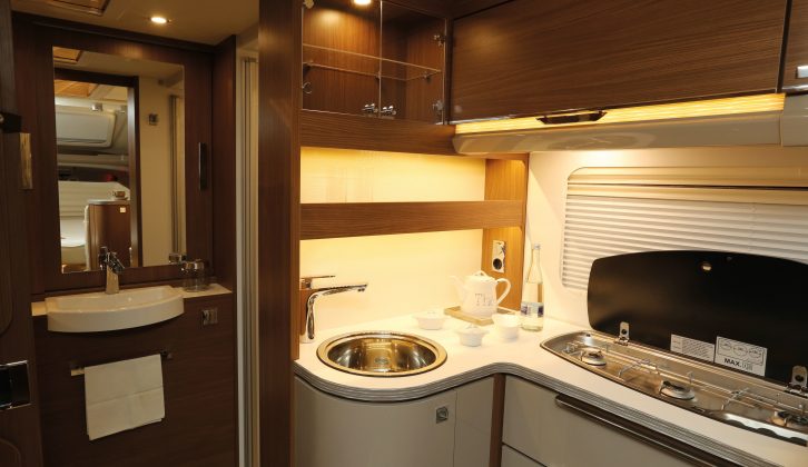 The Ixeo it 680 G also features a well-equipped kitchen