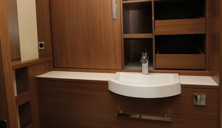 The washroom has sharp, modern, smart design in the 2016 Ixeo it 680 G