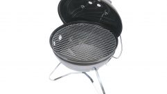 With the lid on, the Weber Smokey Joe can be used as a basic oven