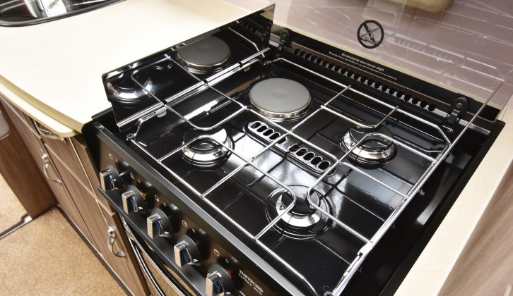 The kitchen has a three-burner gas hob and an electric hot plate, with good space around it for pan handles