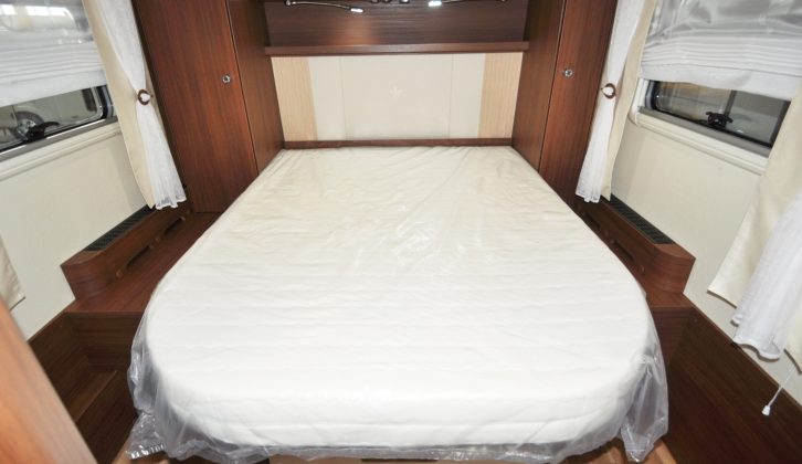 The generous in-line island bed measures 2.15 x 1.55m/1.4m (7'1" x 5'1"/4'7")