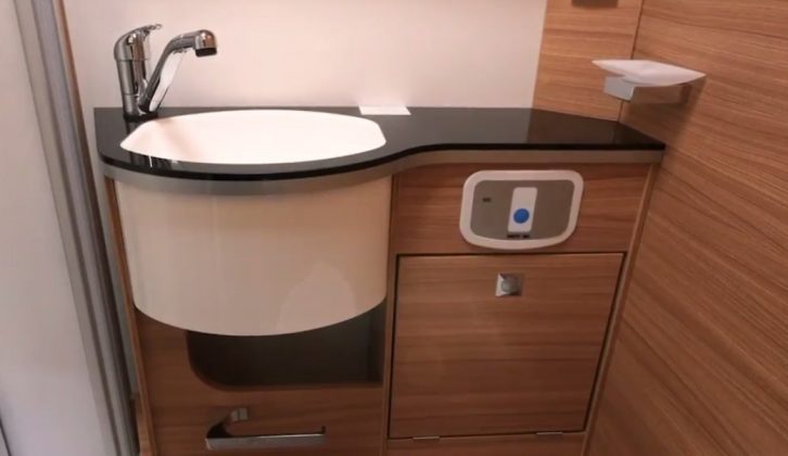 See the stylish washroom in this Dethleffs Globebus GT T 6 for yourself in this week's TV show