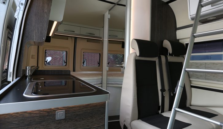 The 540 D's layout features a side kitchen, a front dinette and a transverse rear double bed