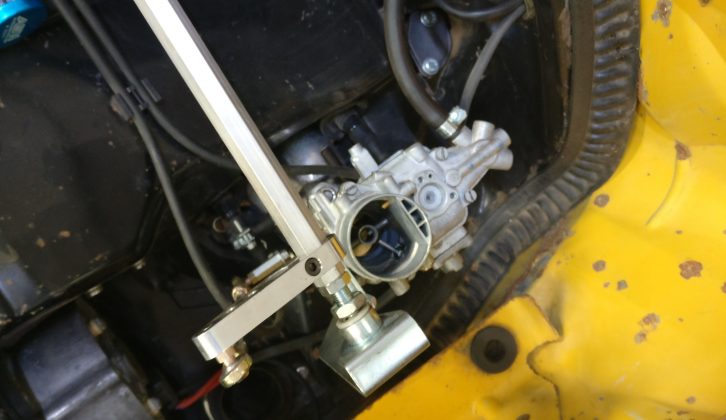 The throttle linkage is crude but effective – the throttle cable rotates the square bar and this rotation opens the throttles on the twin-carburettors simultaneously