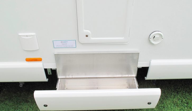 A useful pull-out pannier locker in the Swift Bessacarr 597’s skirting provides easily accessible storage for your hook-up cable and water hose