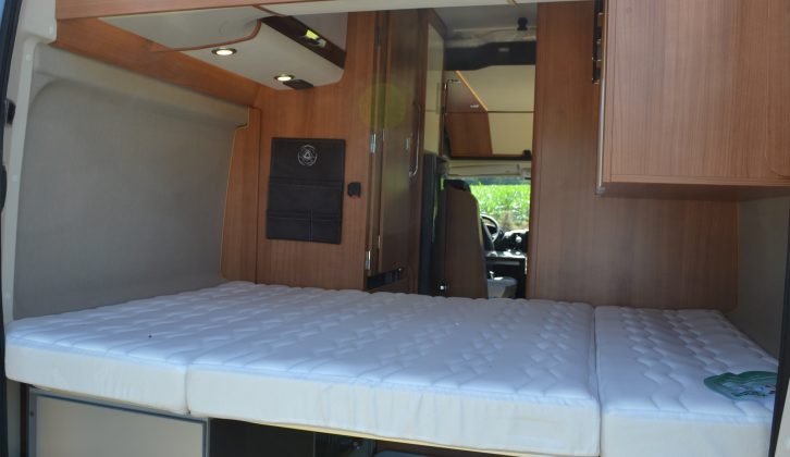 There is plenty of sleeping space in the Camper Van XL, starting with this transverse bed at the rear of the 'van.