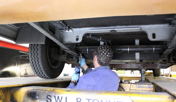 Servicing of the chassis must be carried out with the axle unladen