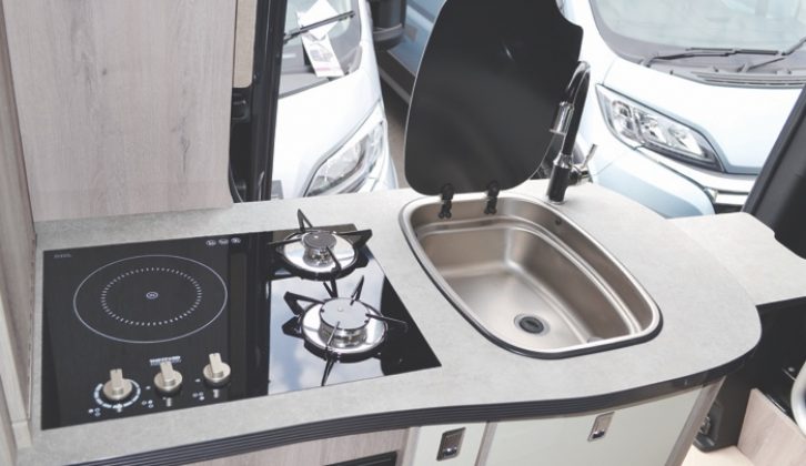 The kitchen provides a hob that combines induction and gas