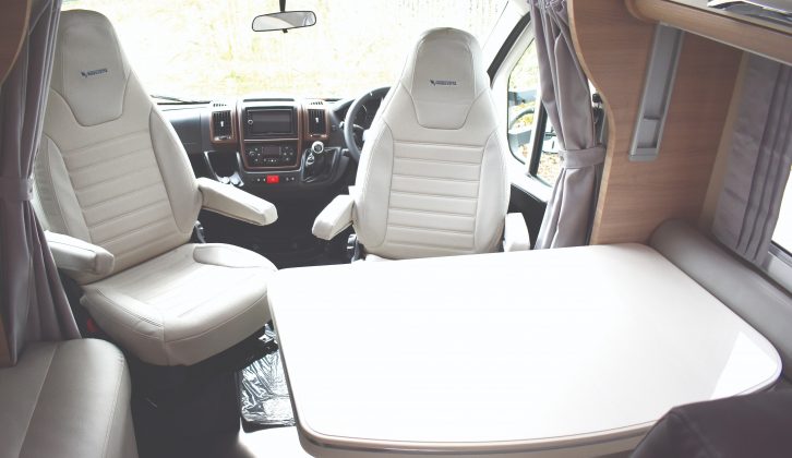 Simply swivel the cab seats in the smart lounge to make full use of the high-gloss table, which rotates in most directions