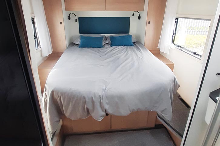 Island bed in Joa Camp 75Q