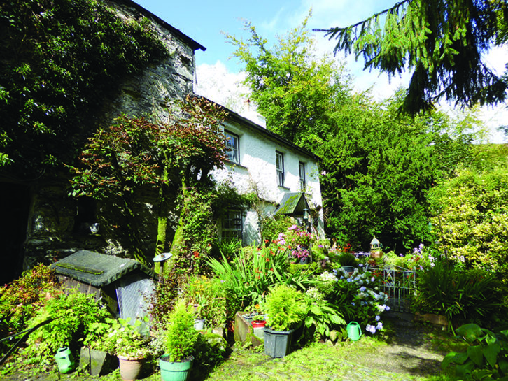 Picture-perfect cottage and garden near Staveley