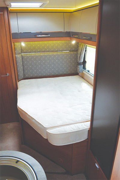 A French bed, end washroom layout