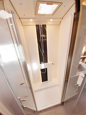 The expanded shower in the Elegance 910G