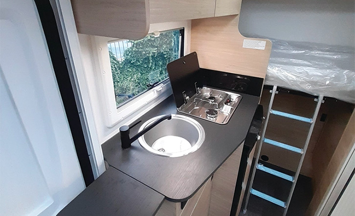 The kitchen in the Chausson S514