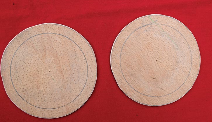 Next, cut out two discs from the 6mm plywood