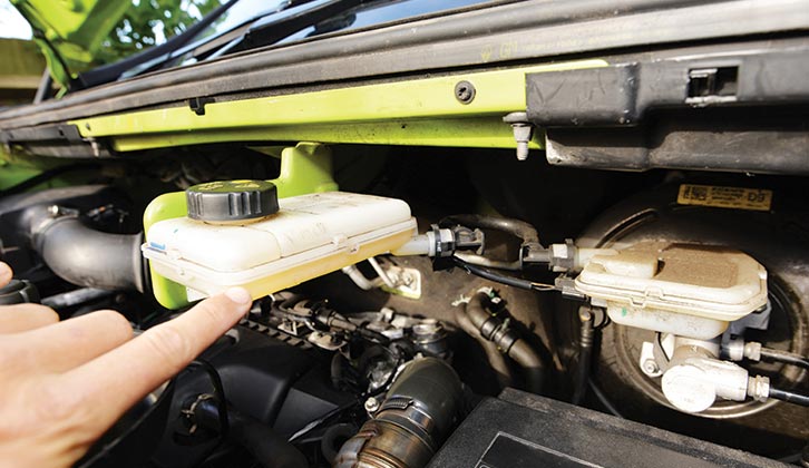 This Renault Trafic (same as Vivaro) uses a remote reservoir for the brake fluid