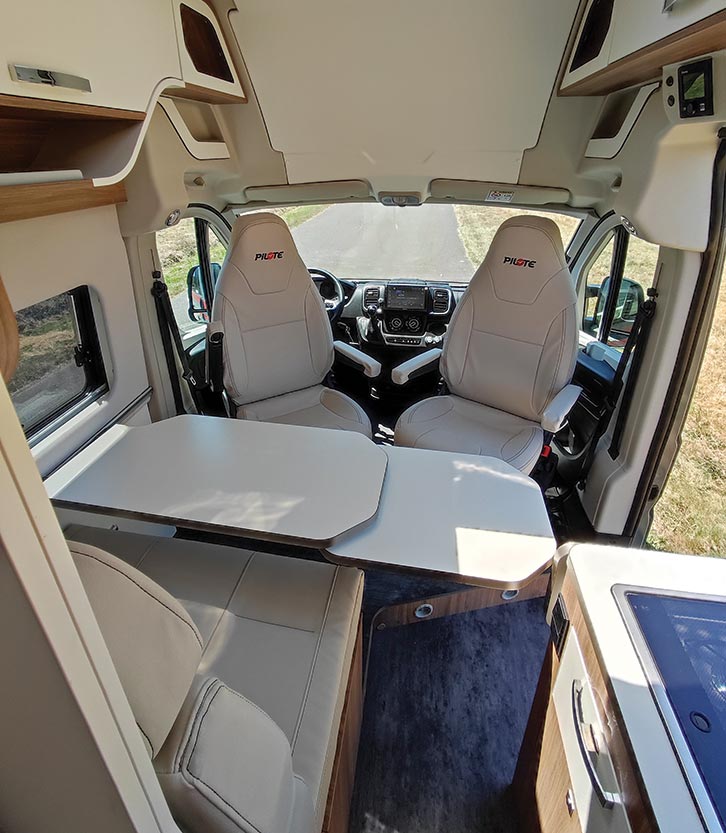 The lounge area in the Pilote V633M