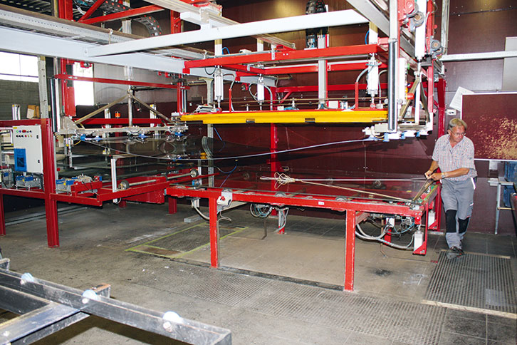 Attaching the sealing bead to the glass sheet