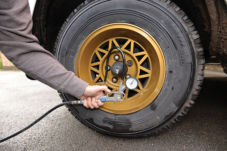 Checking tyre pressure