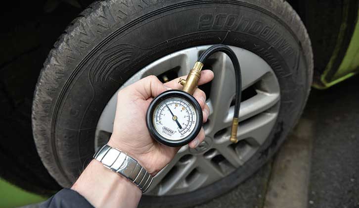 Setting tyre pressure