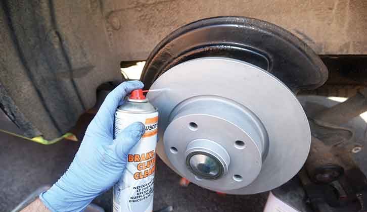 Fitting brake discs