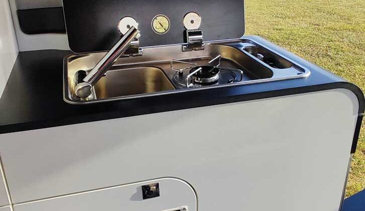 One-burner hob with a sink