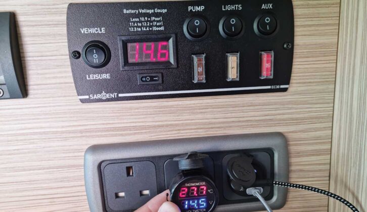 Plug-in battery voltmeter