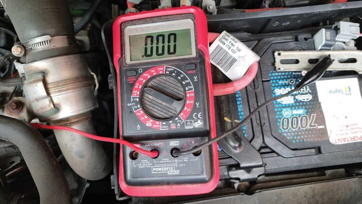 Checking earth strapping resistance with a multimeter