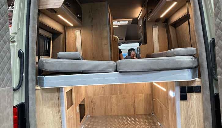 The bed and garage in the Mega Classic 600 S Hubbett