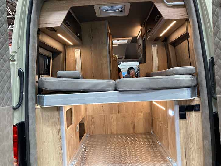 The bed and garage in the Mega Classic 600 S Hubbett