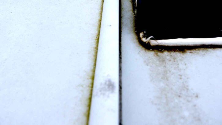A dirty motorhome roof