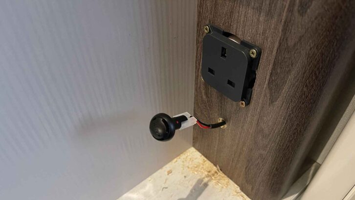 Attaching the sensor to the lead’s connections