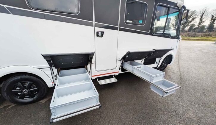 Pull-out storage trays in the skirting lockers