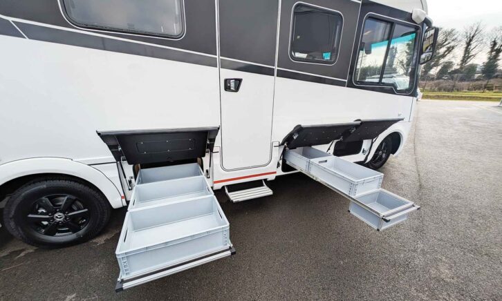 Pull-out storage trays in the skirting lockers